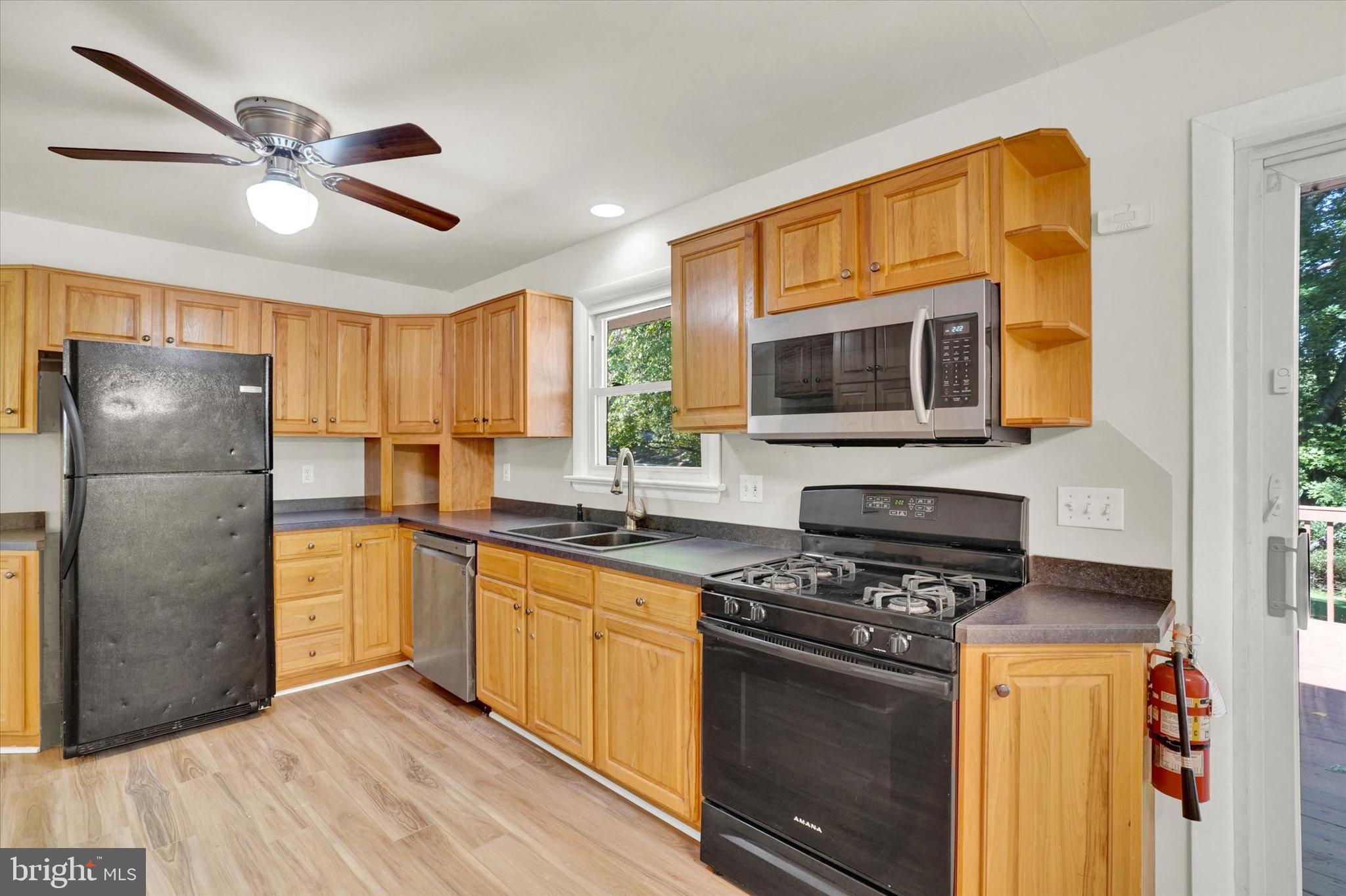 950 Dietz Road York, PA 17402 - Photo 7 of 28 Eat-in Kitchen