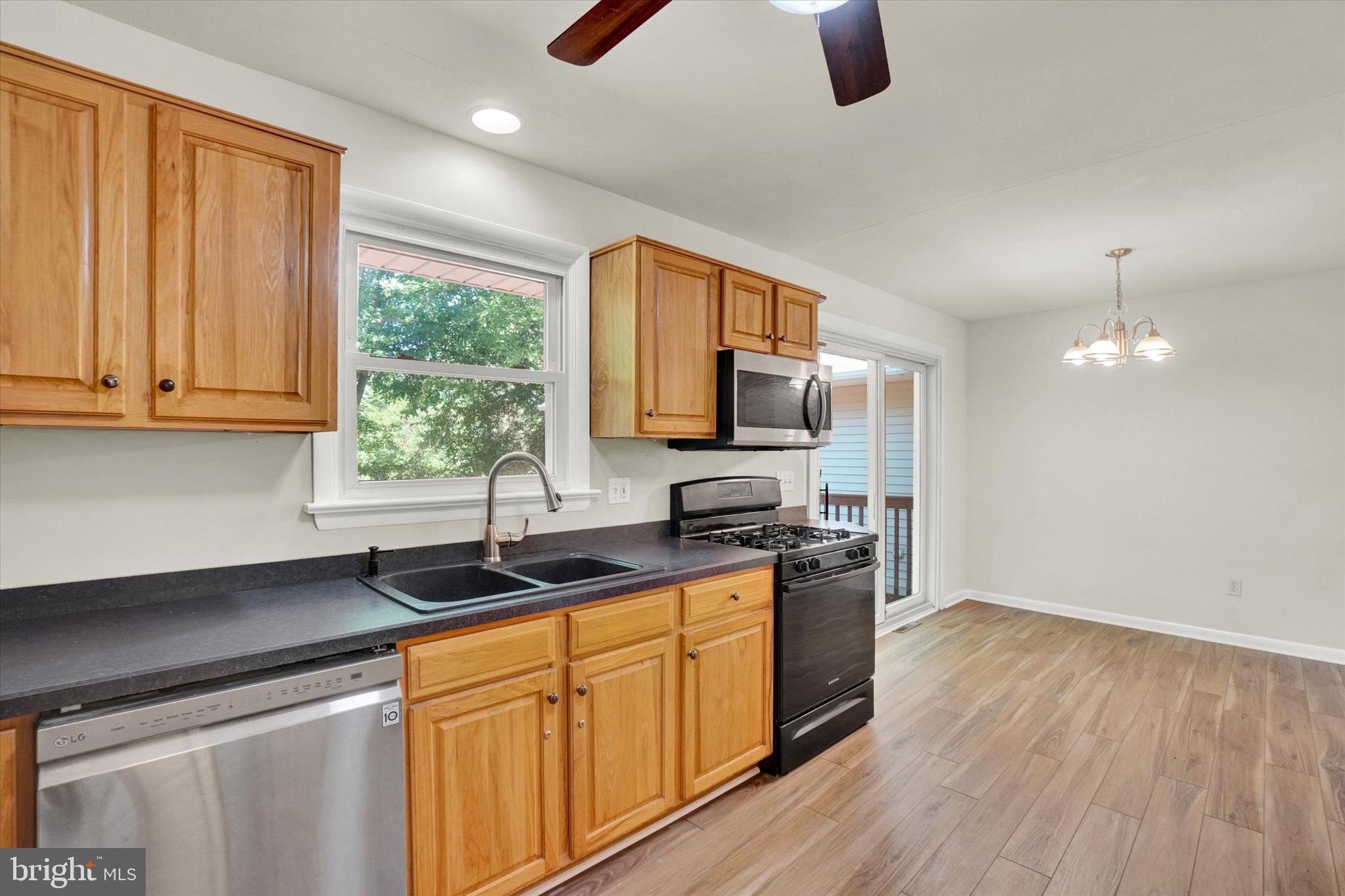 950 Dietz Road York, PA 17402 - Photo 9 of 28 Eat-in Kitchen