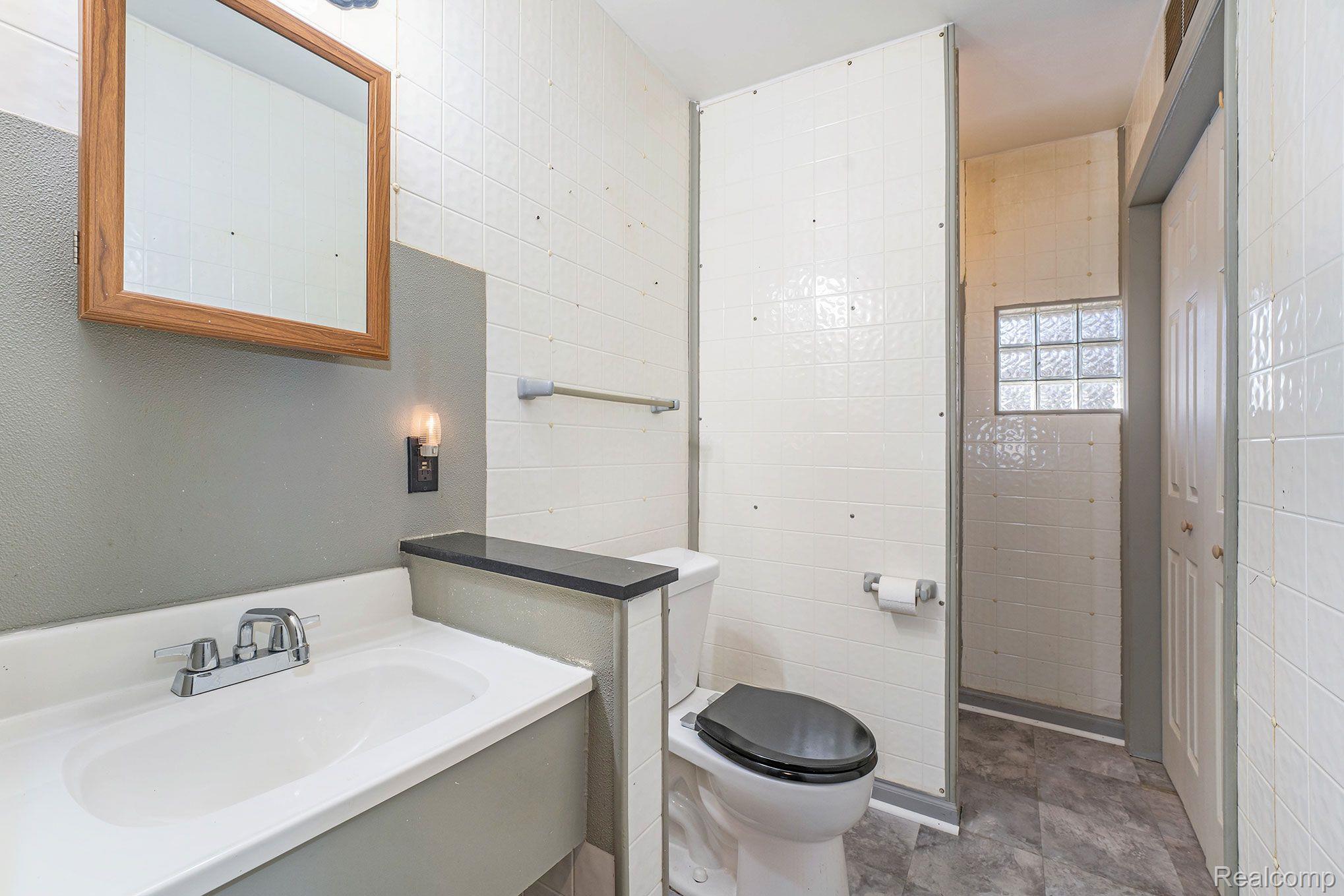 6040 Lakeshore Road Fort Gratiot, MI 48059 - Photo 17 of 21 2nd Full Bathroom
