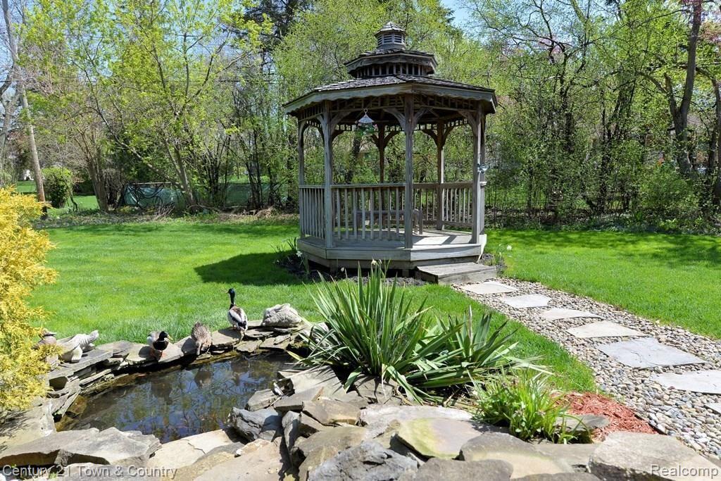 27944 Brandywine Road Farmington, MI 48334 - Photo 42 of 49 Backyard 5 best.jpg