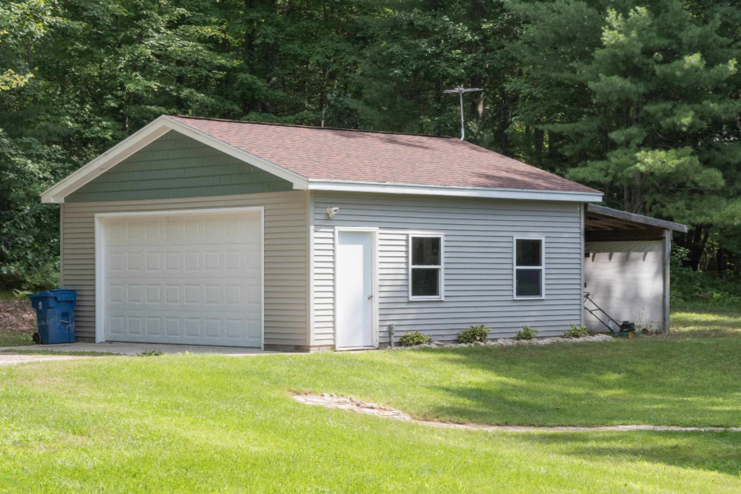 9800 North Bailey Road Howard City, MI 49329 - Photo 23 of 36 Garage
