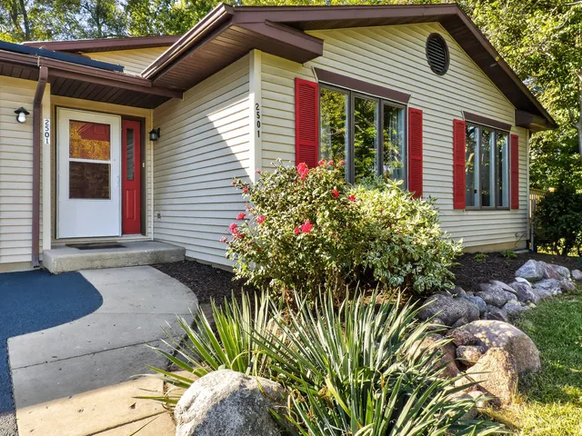 $339,900 | 2501 Birchwood Avenue, McHenry, IL 60051