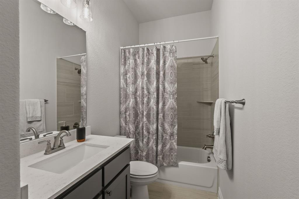 11504 Antler Ridge Way Argyle, TX 76226 - Photo 5 of 40 Ensuite bathroom attached to front bedroom. Bright and so clean!