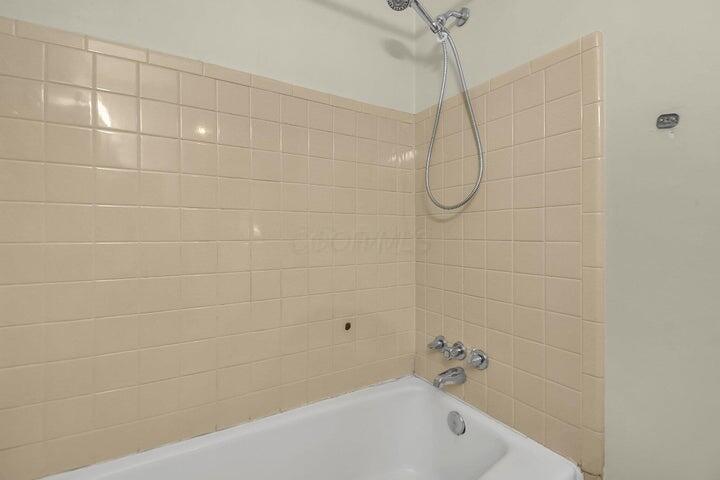 5690 Beechcroft Road, Unit B Columbus, OH 43229 - Photo 11 of 20 bath