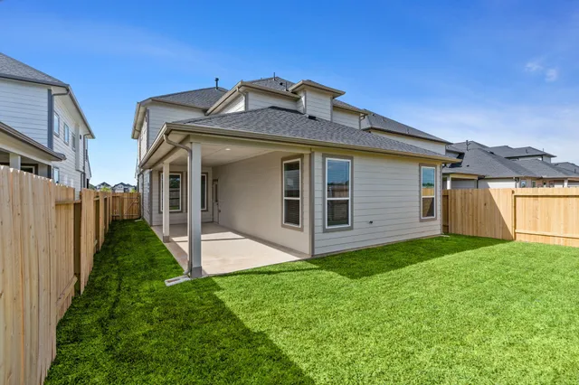 a view of a front of house with a yard