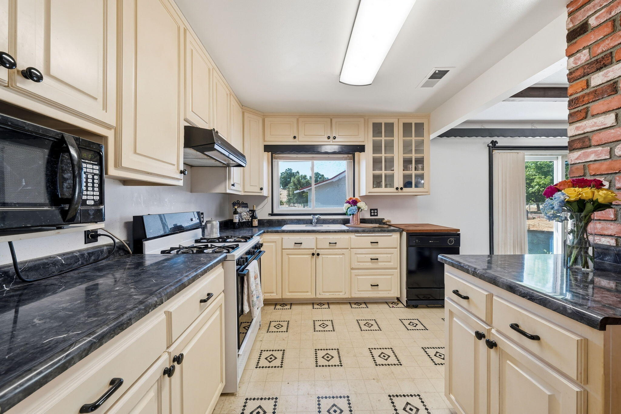 6370 Deschutes Road Anderson, CA 96007 - Photo 11 of 34 Kitchen