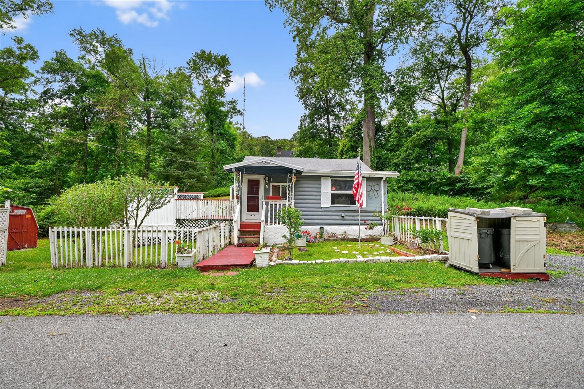 View of front of property.