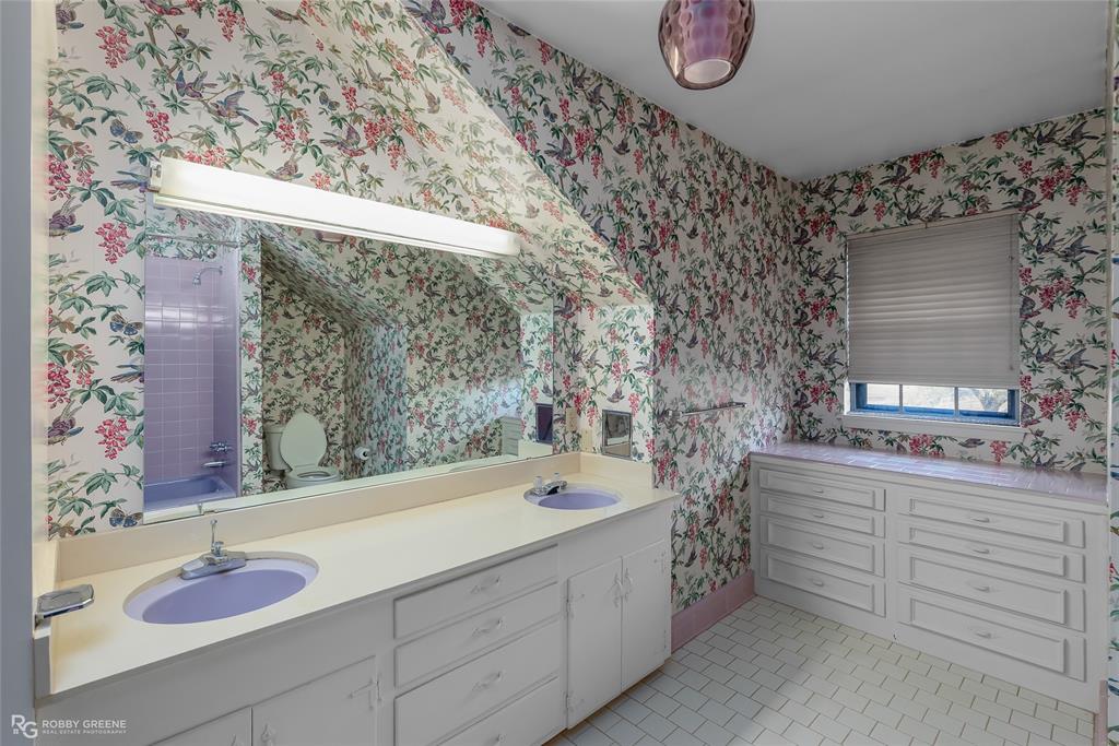 2534 Highway 146 Homer, LA 71040 - Photo 29 of 38 Upstairs Bathroom