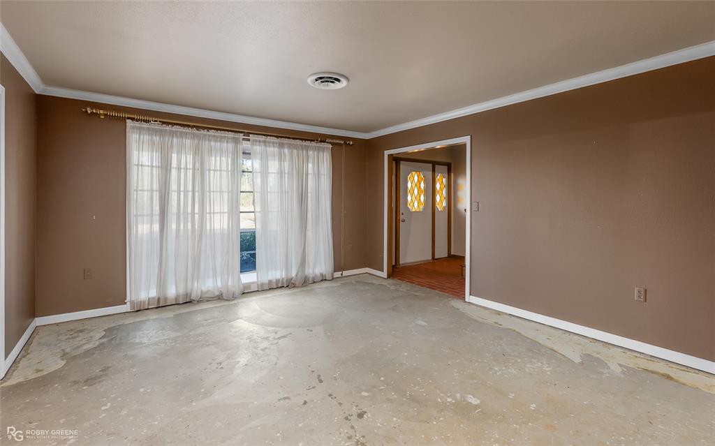 2534 Highway 146 Homer, LA 71040 - Photo 9 of 38 Spacious living room with natural light