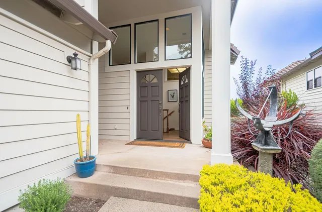 a view of entrance door of the house