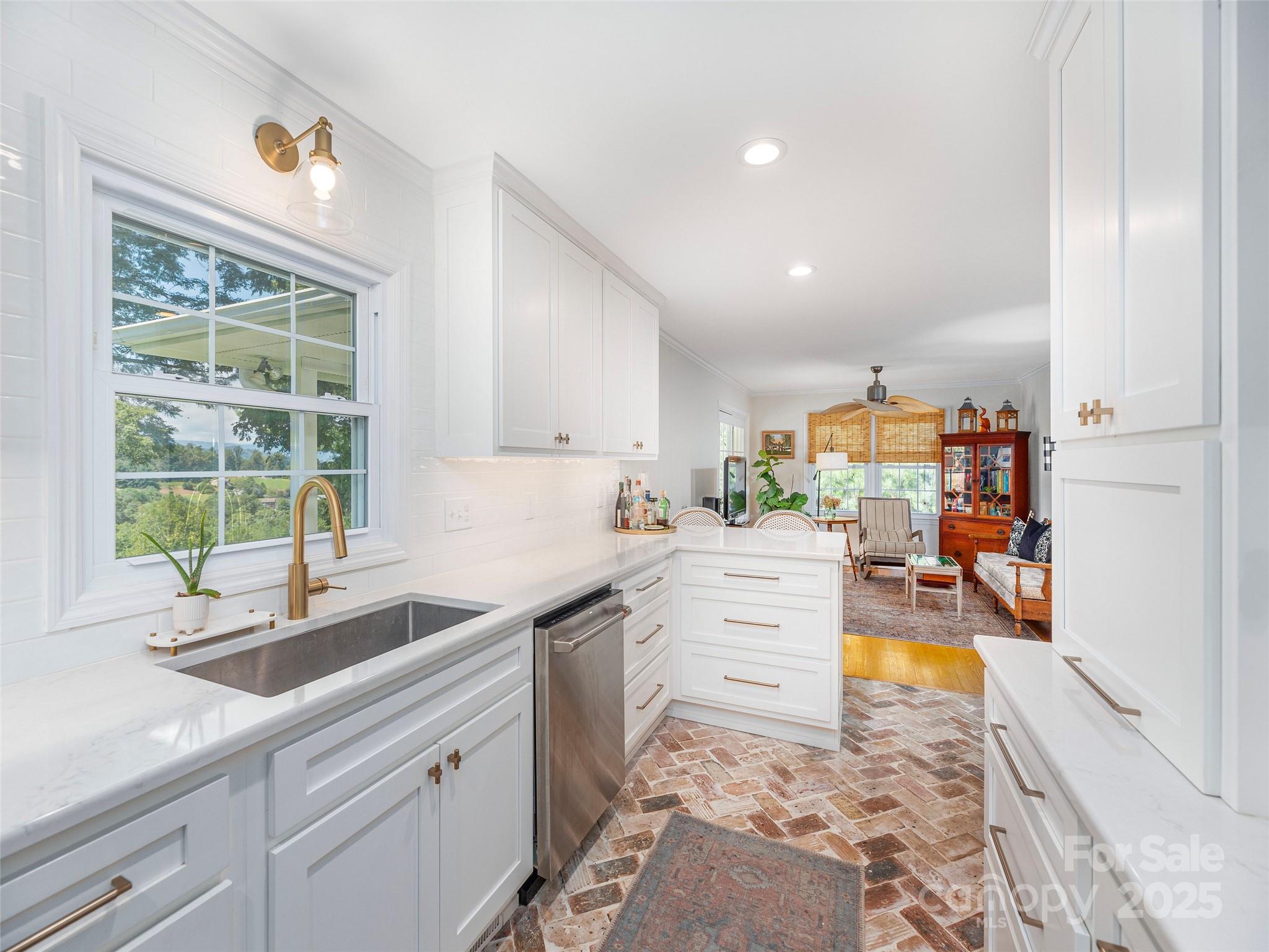 868 Mulberry Street Clyde, NC 28721 - Photo 4 of 30