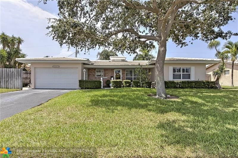 Large yard with established tree in desirable Lighthouse Point