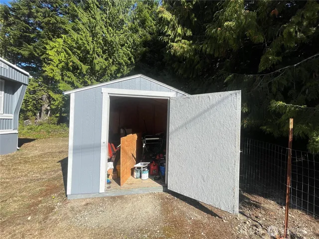 a view of a house with backyard and trees