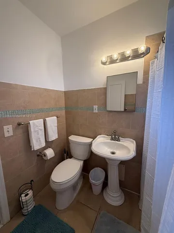 $1,995 | 1289 Marseille Drive, Unit 46, Miami Beach, FL 33141