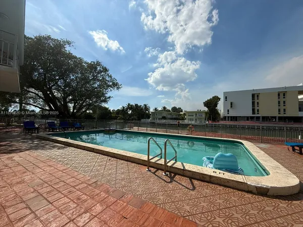$1,995 | 1289 Marseille Drive, Unit 46, Miami Beach, FL 33141