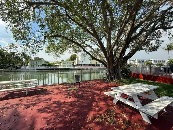$1,995 | 1289 Marseille Drive, Unit 46, Miami Beach, FL 33141