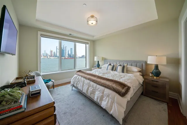 $9,500 | 250 Henley Place, Unit 301, Weehawken, NJ 07086