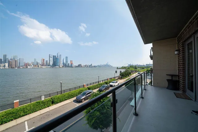 $9,500 | 250 Henley Place, Unit 301, Weehawken, NJ 07086
