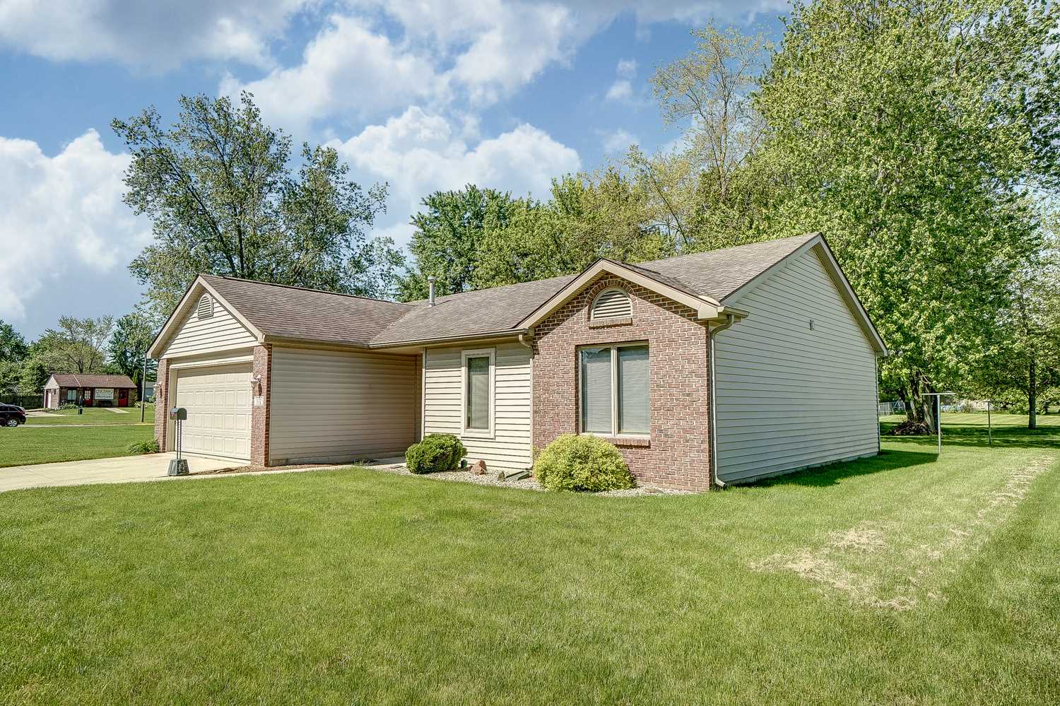 312 Springer Drive Butler, IN 46721 - Photo 3 of 34