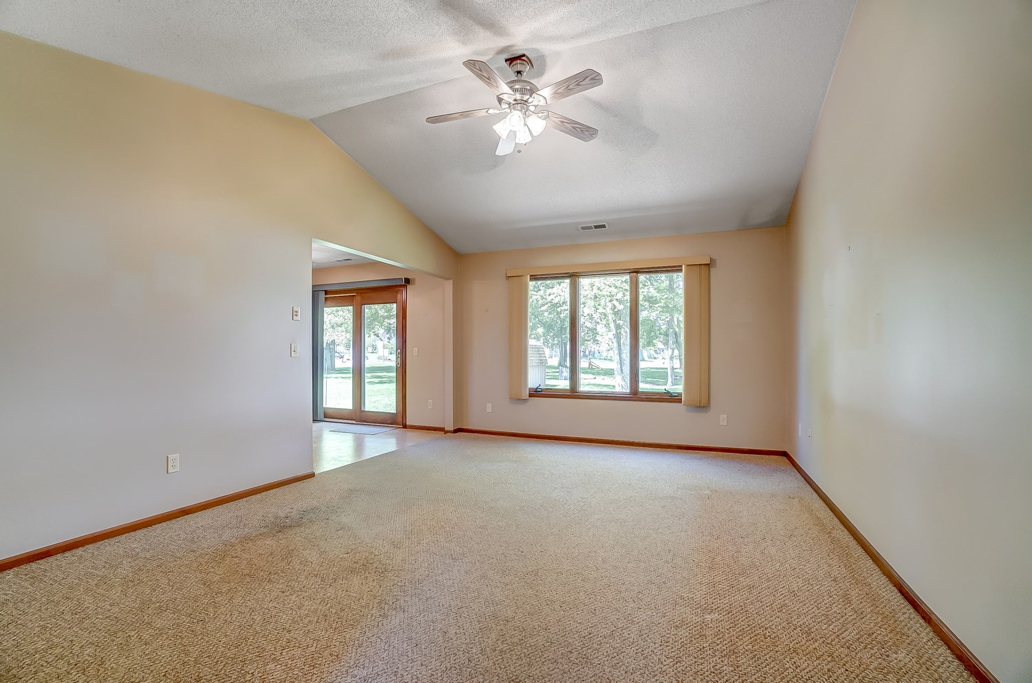 312 Springer Drive Butler, IN 46721 - Photo 5 of 34