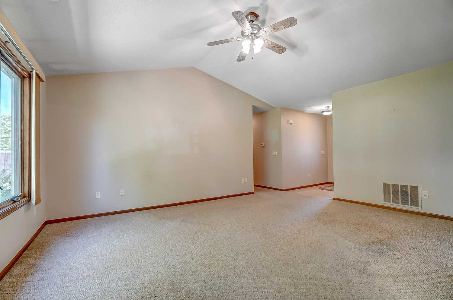 312 Springer Drive Butler, IN 46721 - Photo 6 of 34