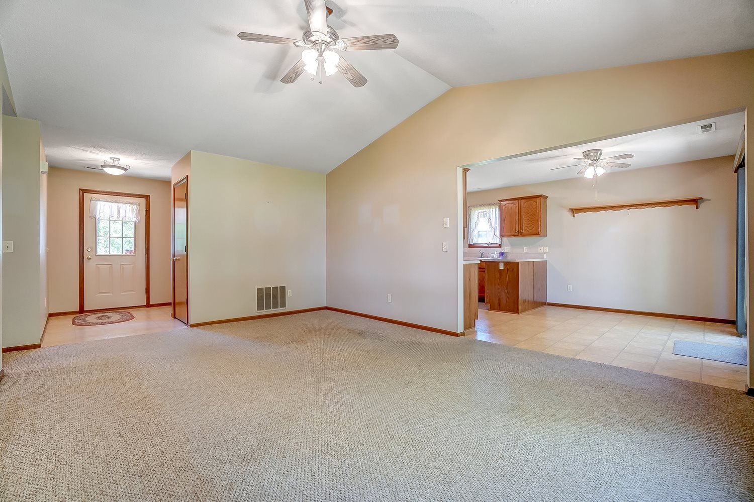 312 Springer Drive Butler, IN 46721 - Photo 7 of 34