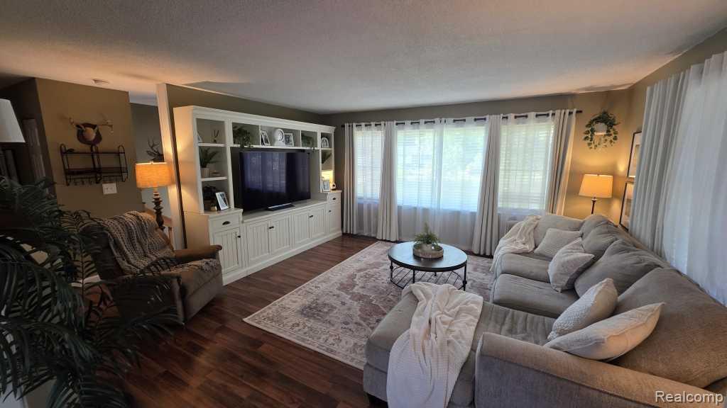 2201 Maple Grove Road Jackson, MI 49201 - Photo 3 of 21 2201-maple-grove-rd-02.jpg