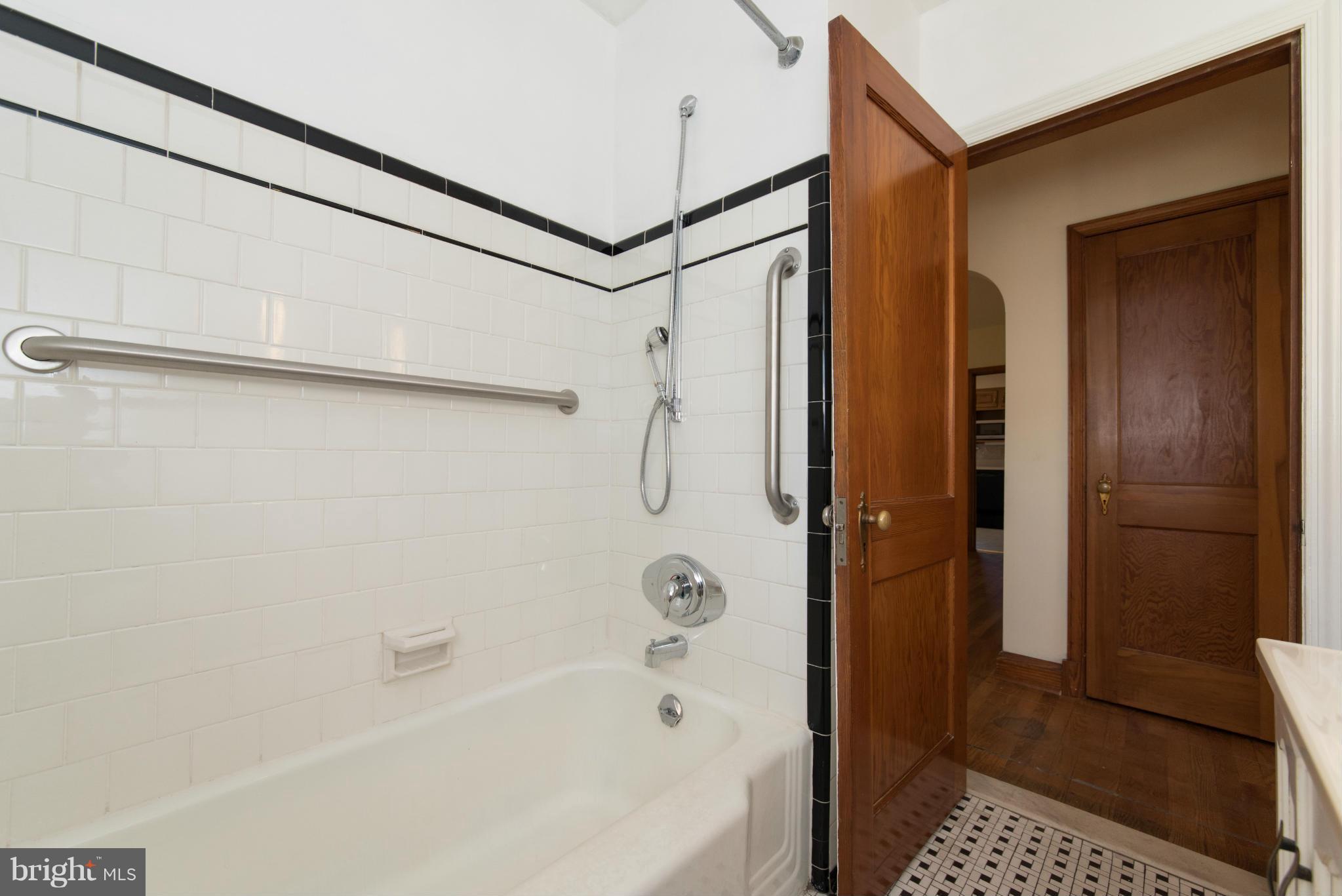 1926 Robinwood Road Baltimore, MD 21222 - Photo 17 of 30 Bath