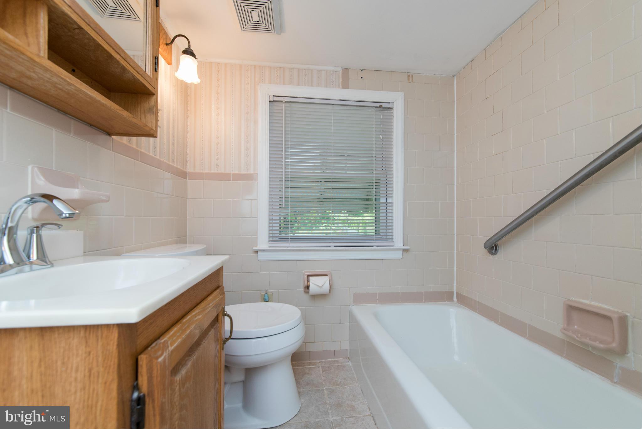 1926 Robinwood Road Baltimore, MD 21222 - Photo 24 of 30 Bath