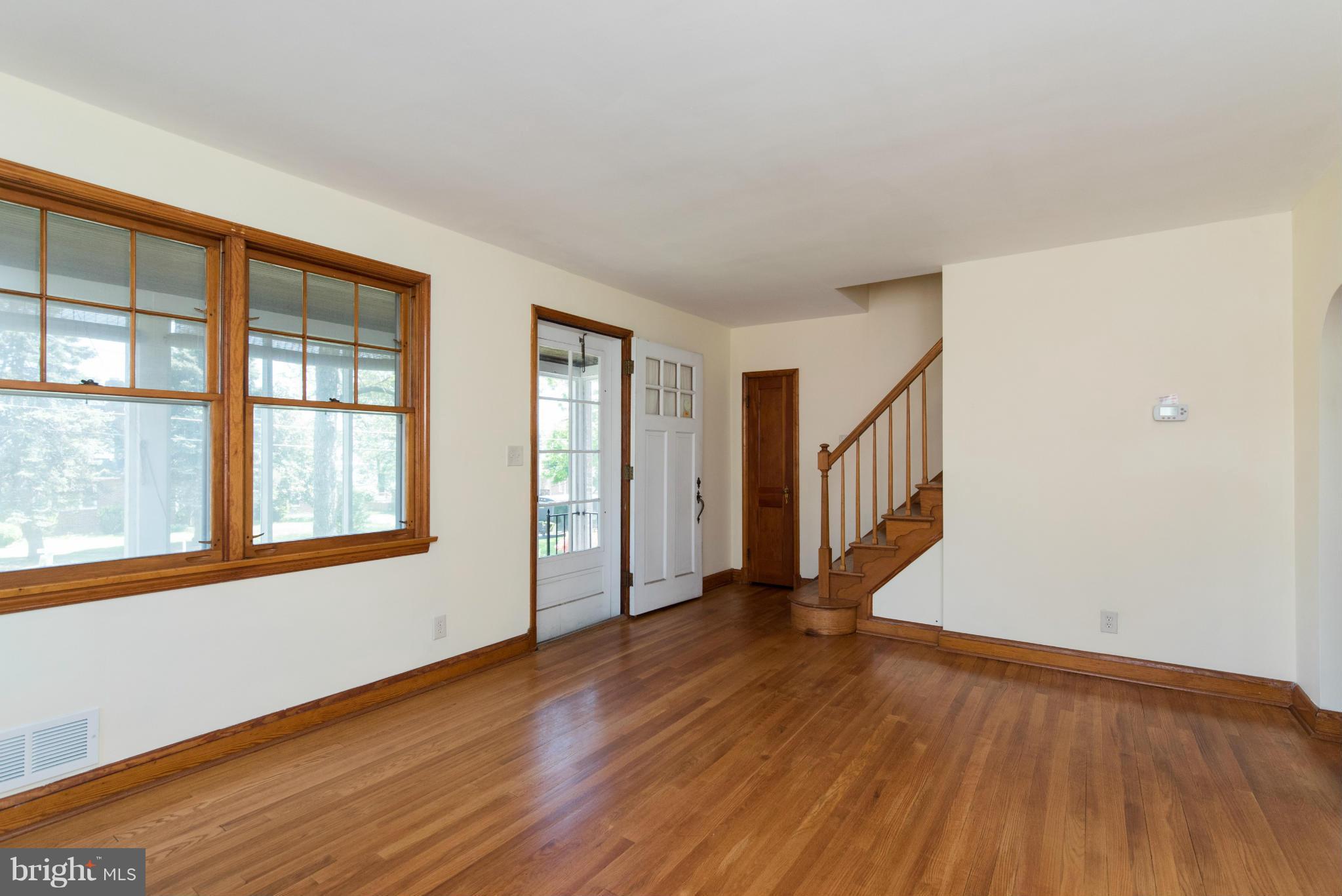 1926 Robinwood Road Baltimore, MD 21222 - Photo 4 of 30 Living Room