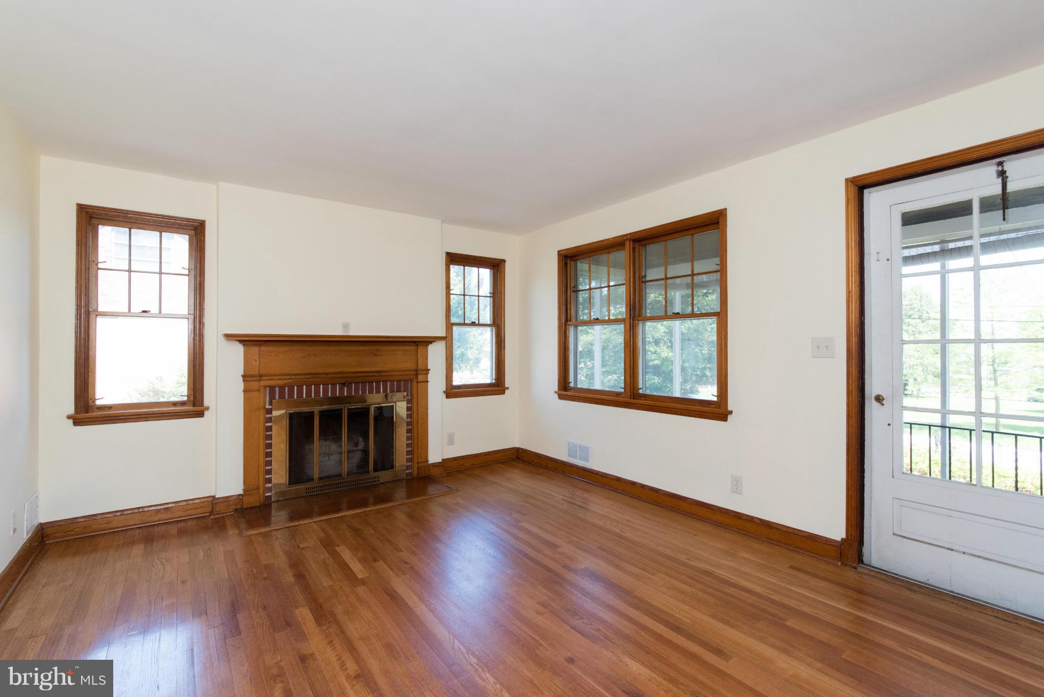 1926 Robinwood Road Baltimore, MD 21222 - Photo 5 of 30 Living Room