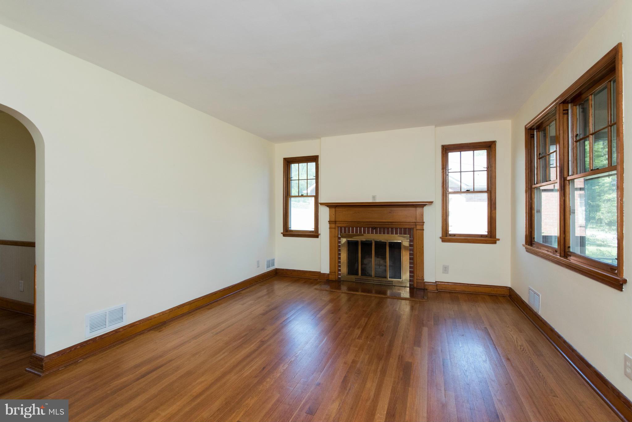 1926 Robinwood Road Baltimore, MD 21222 - Photo 6 of 30 Living Room