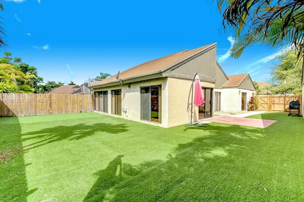 a view of a house with backyard and porch