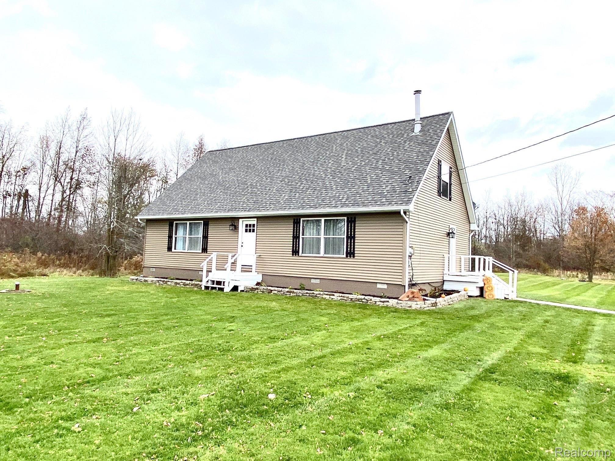 8922 Cribbins Road Jeddo, MI 48032 - Photo 3 of 41 IMG_6923.jpg
