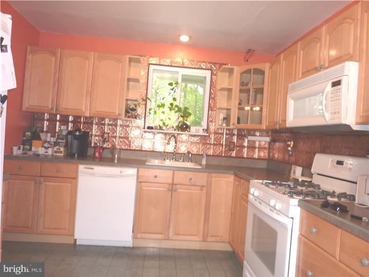298 Evergreen Road Barrington, NJ 08007 - Photo 5 of 15 Kitchen
