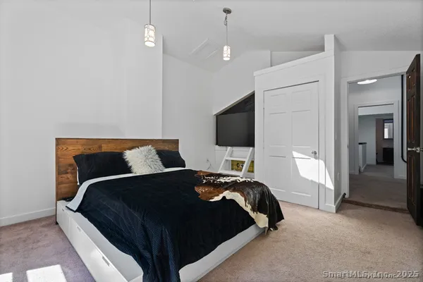 $975,000 | 564 Hubbard Road, Killingly, CT 06239