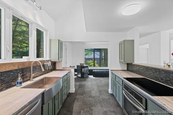 $975,000 | 564 Hubbard Road, Killingly, CT 06239