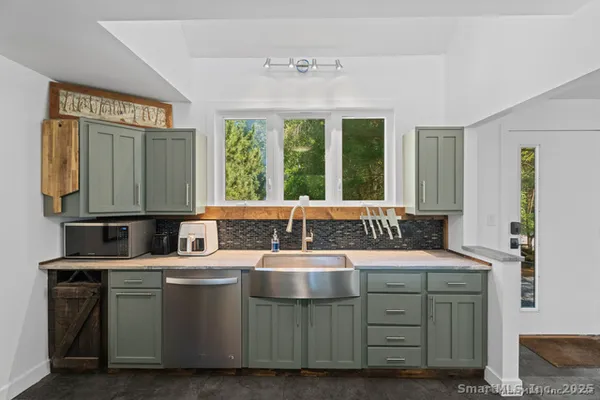 $975,000 | 564 Hubbard Road, Killingly, CT 06239