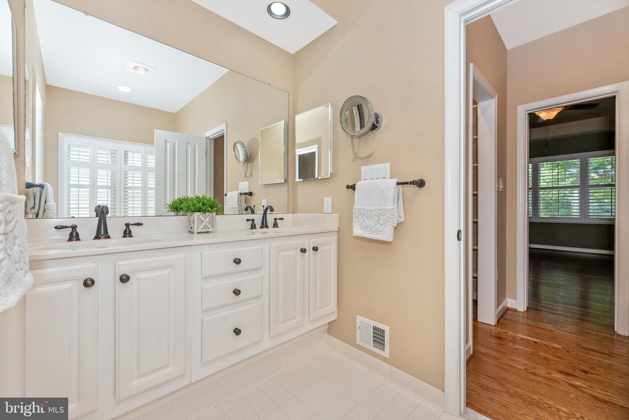 2442-5 Five Shillings Road Frederick, MD 21701 - Photo 20 of 44 Double Sinks!