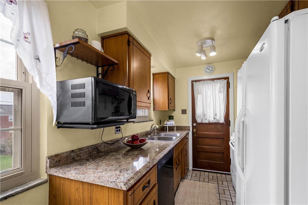 2027 Brookfield Road Pittsburgh, PA 15243 - Photo 8 of 32 Gallery Image 8