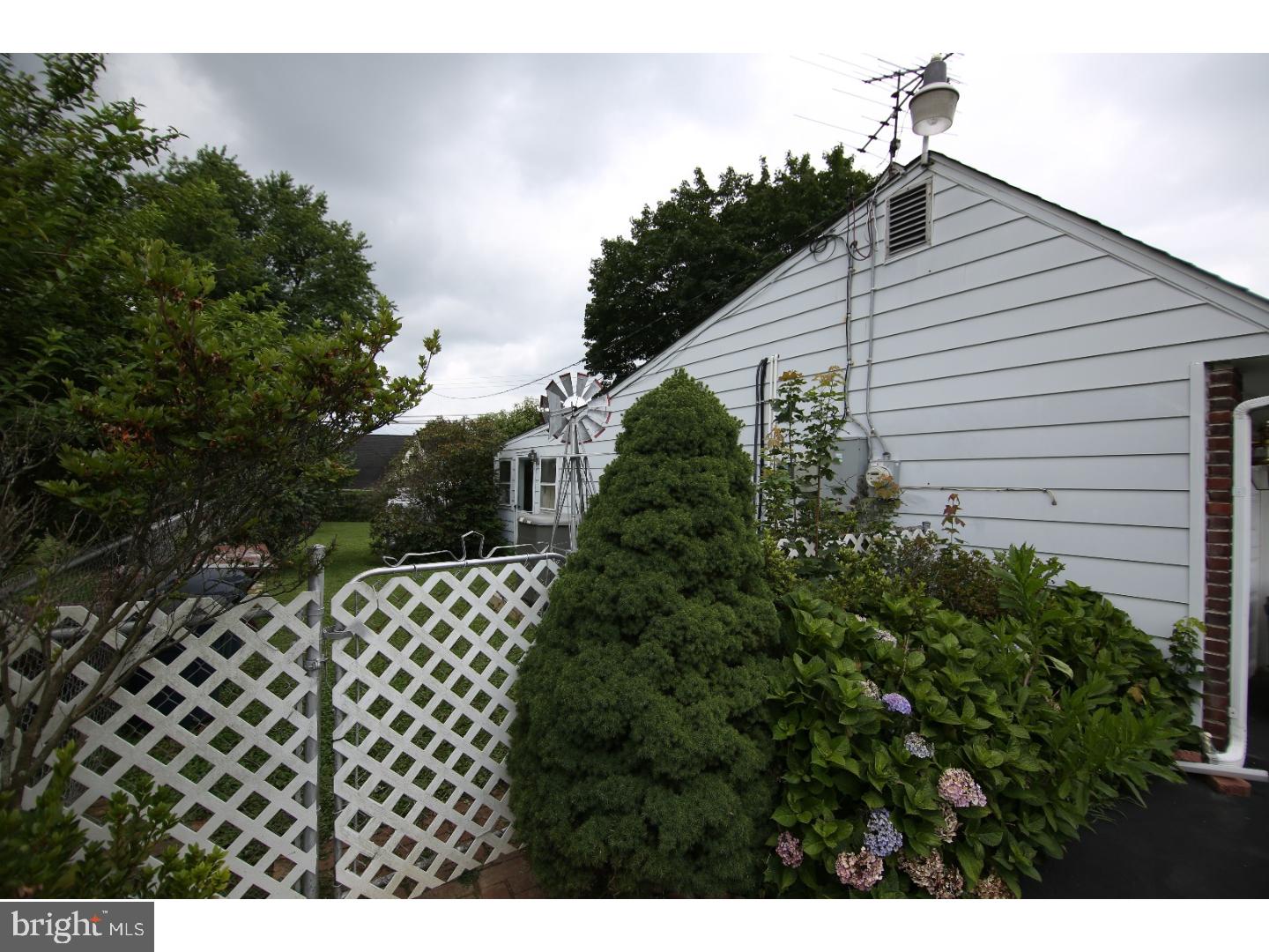 9 Cliff Road Levittown, PA 19057 - Photo 2 of 15 Gallery Image 2