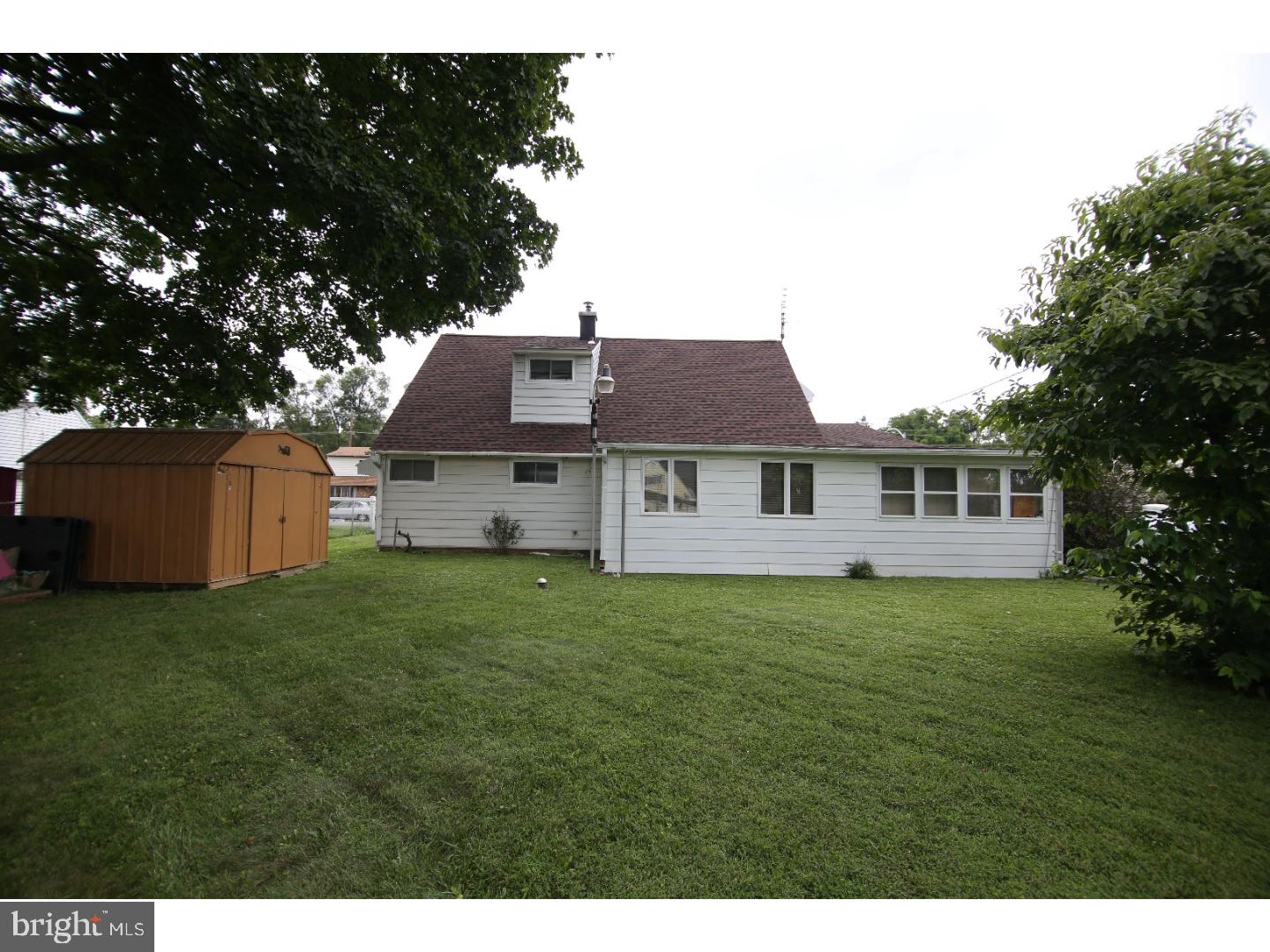 9 Cliff Road Levittown, PA 19057 - Photo 4 of 15 Gallery Image 4