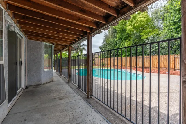 a view of a backyard