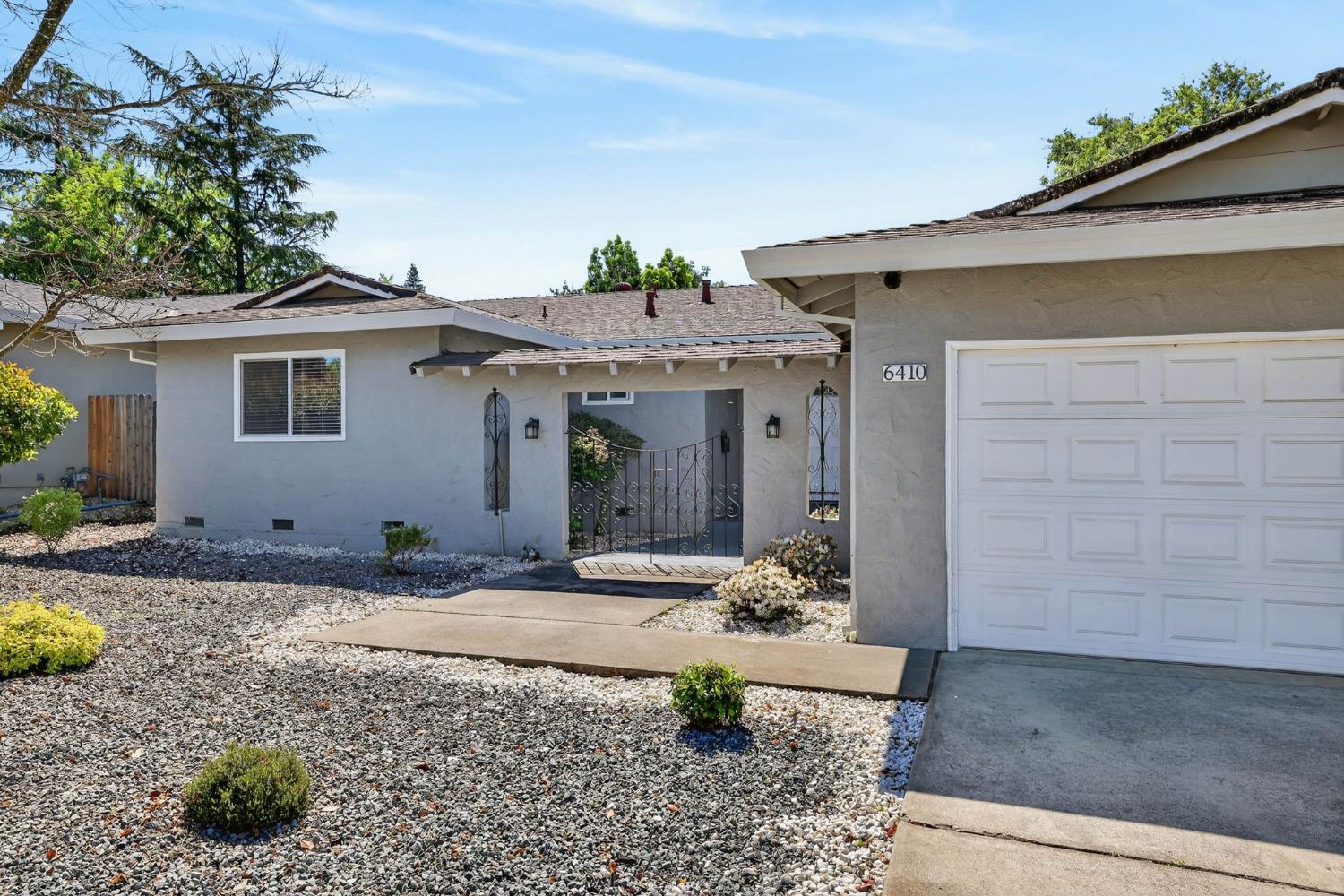 6410 Rolling Way Carmichael, CA 95608 - Photo 3 of 54