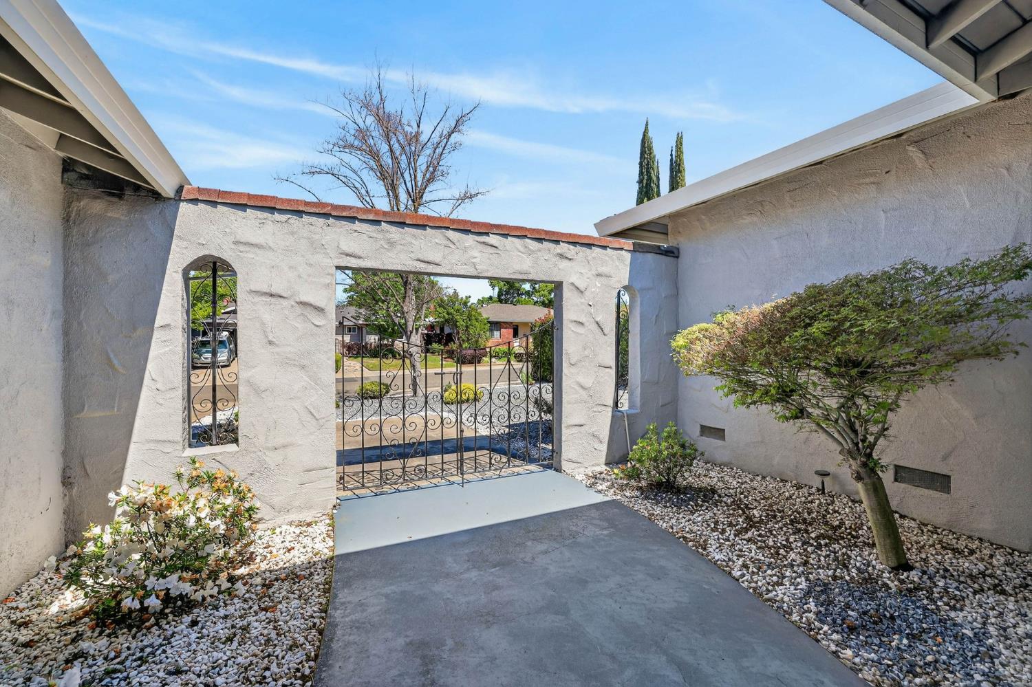 6410 Rolling Way Carmichael, CA 95608 - Photo 4 of 54