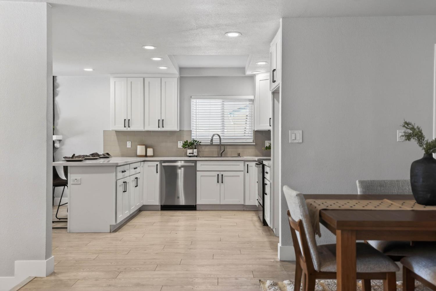 6410 Rolling Way Carmichael, CA 95608 - Photo 7 of 54