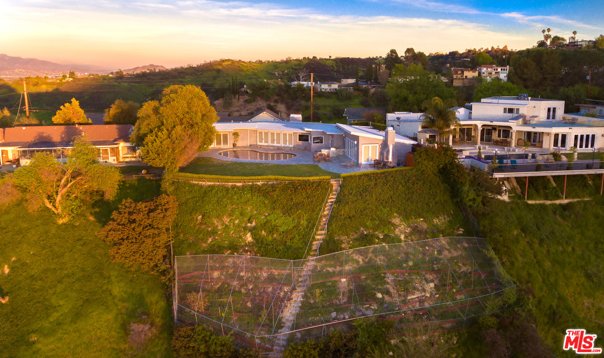 3921 Cody Road Sherman Oaks, CA 91403 - Photo 4 of 36 a view of a city with an ocean view
