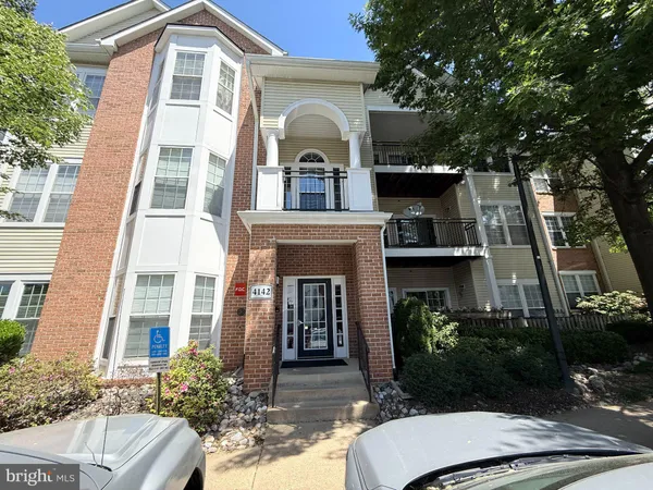 $2,700 | 4142 Fountainside Lane, Unit 301, Fairfax, VA 22030