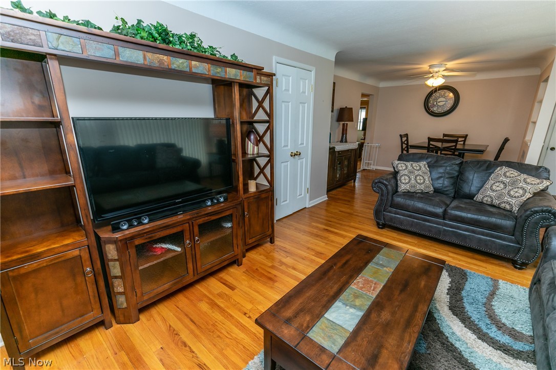 4366 Urban Road Cleveland, OH 44121 - Photo 4 of 35