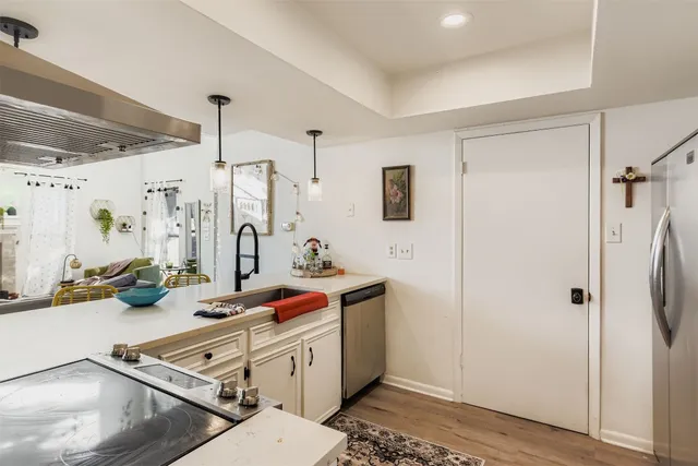 a kitchen that has a lot of cabinets in it